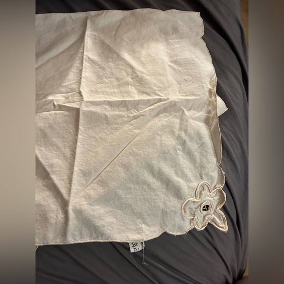 VTG Set of 3 Cream Floral Edge Napkins. Labeled 100 percent Bayonelle - Picture 7 of 7